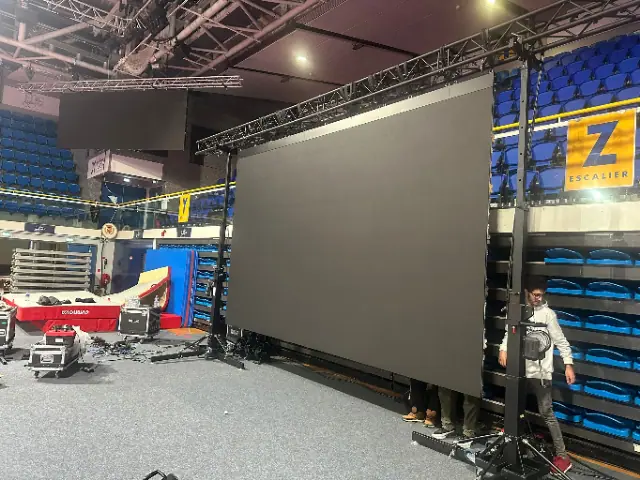 Montage d'un mur LED sur pieds à treuil par les équipes P2G Event