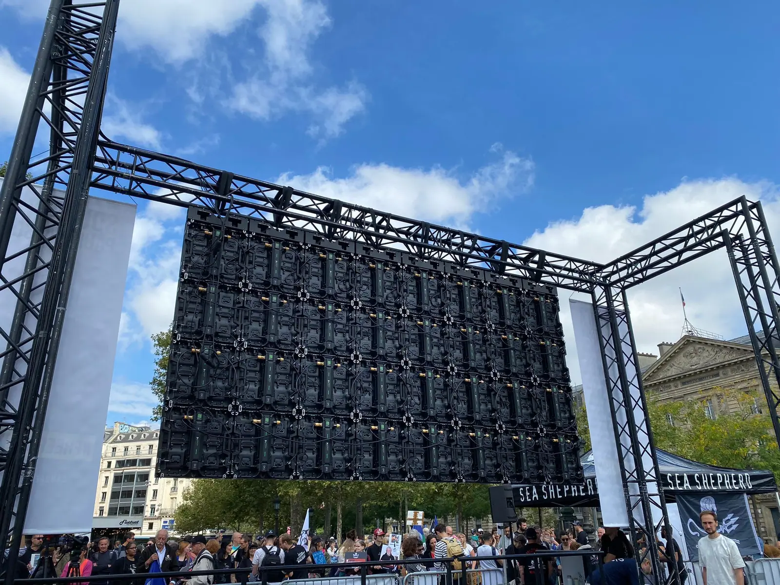 Arrière d'un mur LED P2G Event, structure et dalles de 500 par 500 millimètres