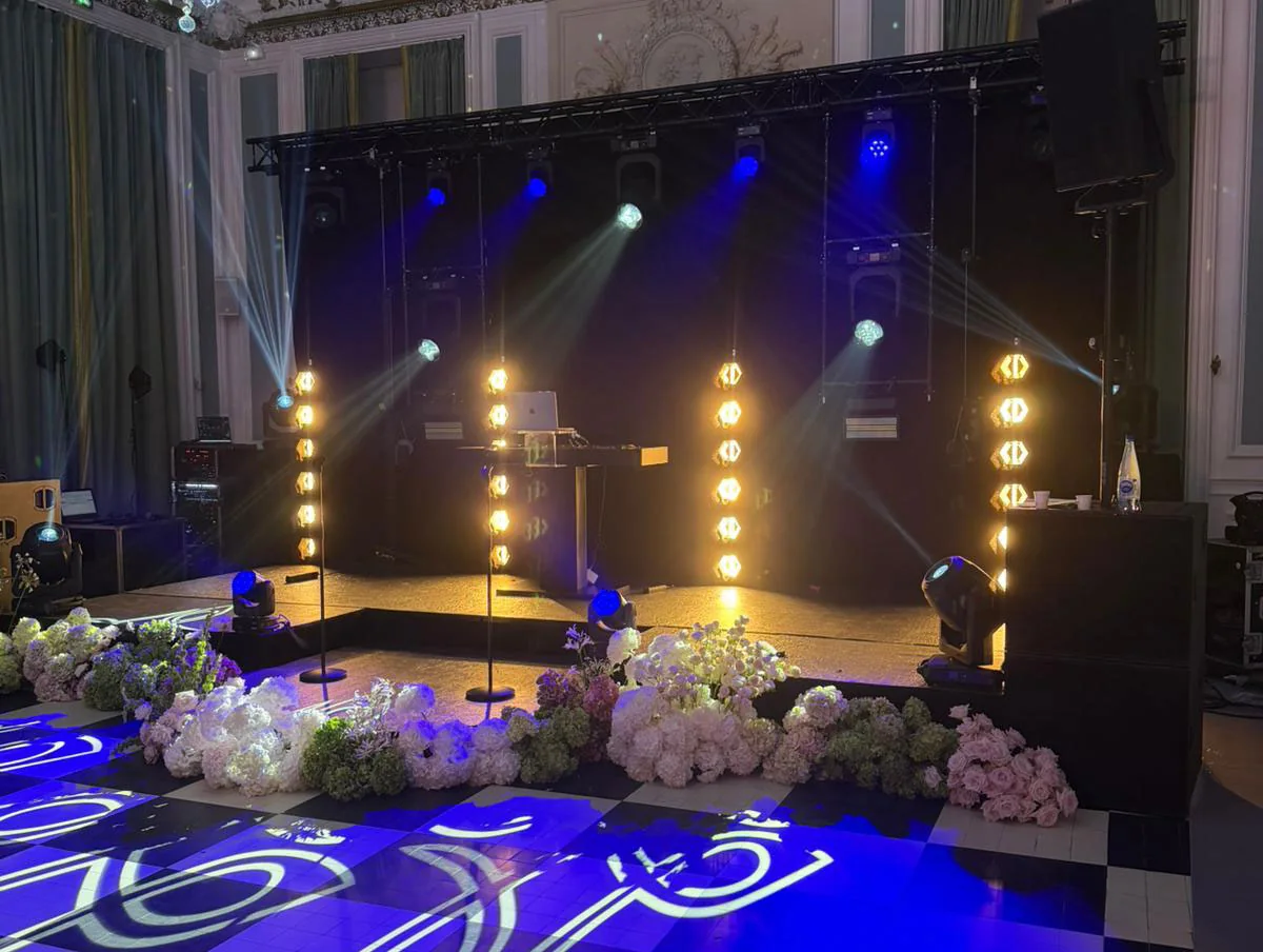 Piste de danse et éclairage scénique installés par P2G Event pour une soirée d'entreprise