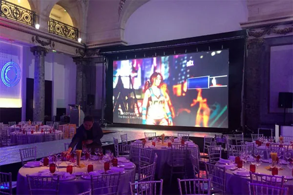 Implantation de tables rondes et écran lors d'un gala