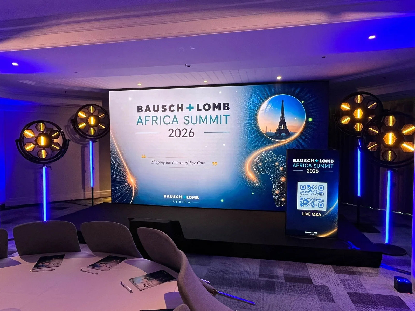 Scène de lancement de produit équipée par P2G Event, mur LED, pupitre et éclairage