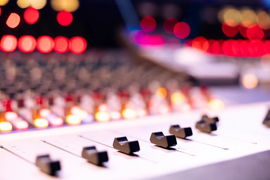 Console de régie son pendant un événement professionnel