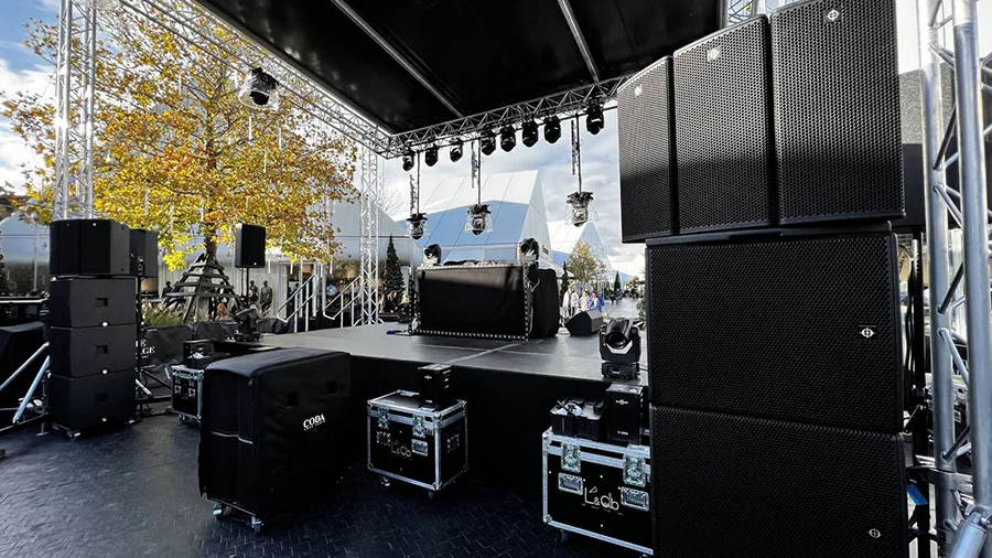 Sonorisation en line array installée par P2G Event sur une scène extérieure